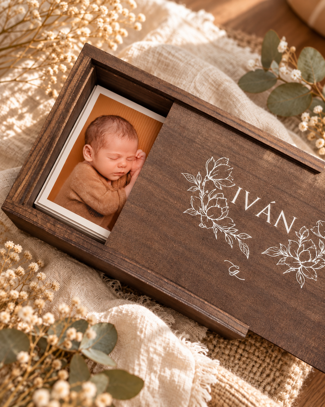 Caja personalizada para guardar recuerdos, con una fotografía de recién nacido en el interior